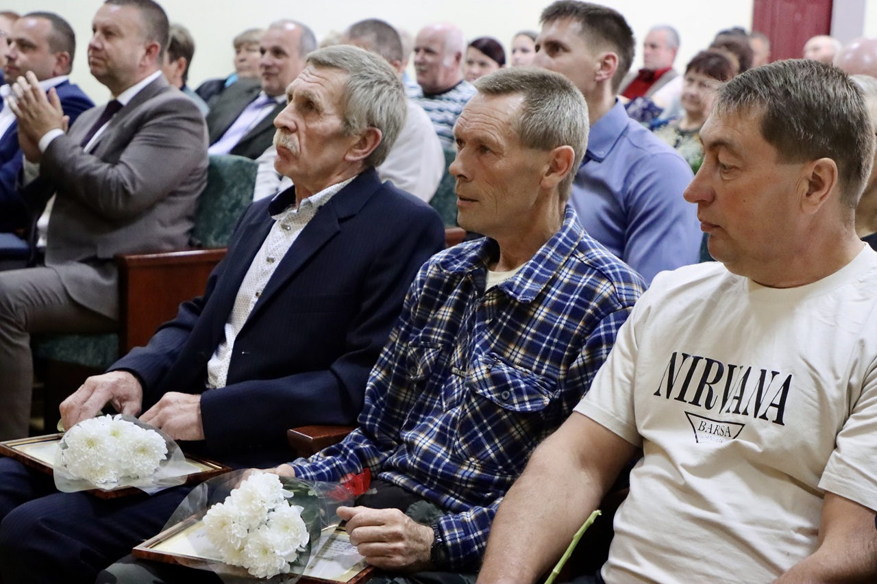 ПРАЗДНИЧНЫЙ КОНЦЕРТ ДЛЯ ТРУЖЕНИКОВ