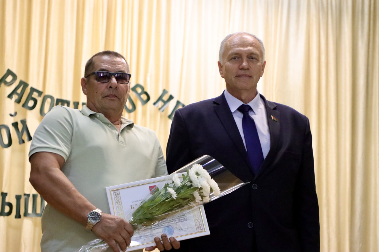ПРАЗДНИЧНЫЙ КОНЦЕРТ ДЛЯ ТРУЖЕНИКОВ