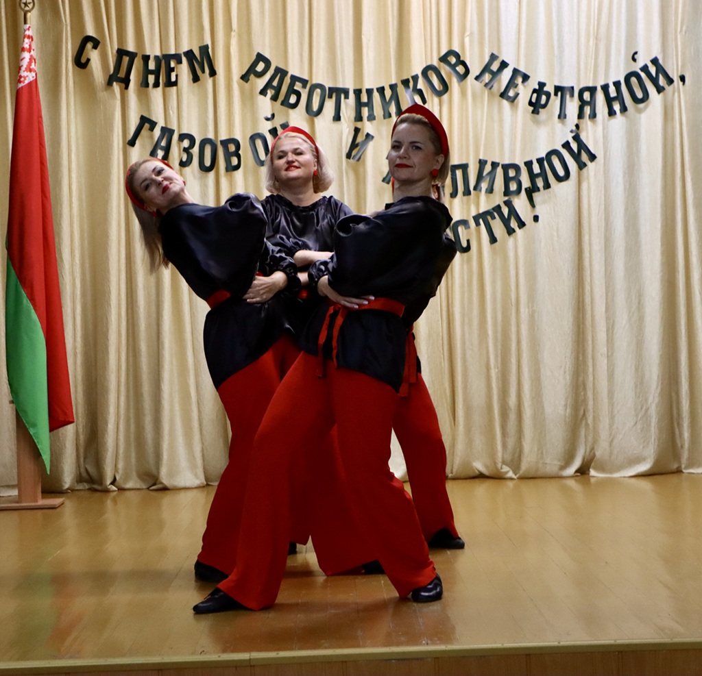 ПРАЗДНИЧНЫЙ КОНЦЕРТ ДЛЯ ТРУЖЕНИКОВ